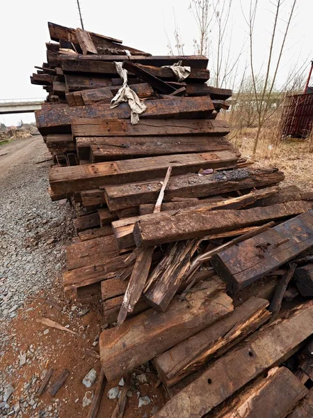 Uitgepakte oude houten banden in voorraad. Oude geolied eiken spoorbielzen na de wederopbouw opgeslagen gebruikt — Stockfoto