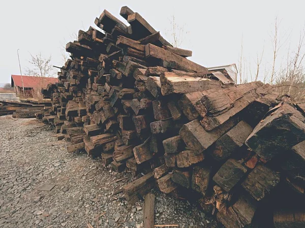 Corbatas de madera antiguas extraídas en stock. Viejas traviesas de roble usado engrasado almacenado después de la reconstrucción — Foto de Stock