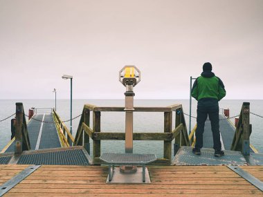 Harbor sonbahar sisli gün içinde ahşap köstebek adam. Küpeşte, turizm.