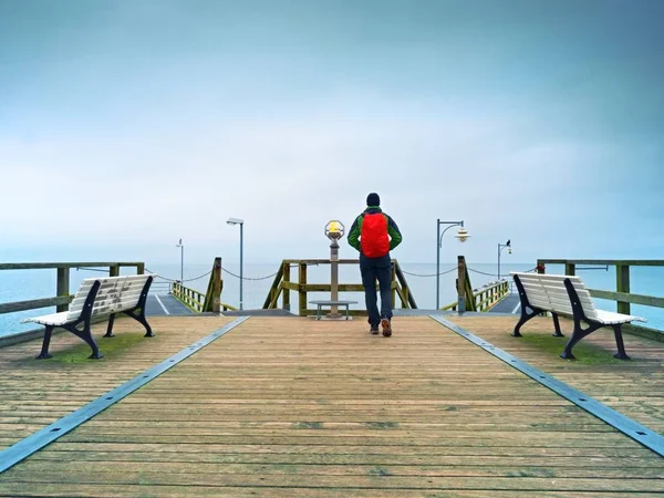 海の上の木製の桟橋に秋の霧を徒歩観光です。雨の日 — ストック写真