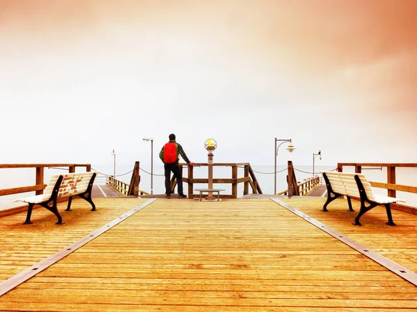 海の上の木製の桟橋に秋の霧を徒歩観光です。雨の日 — ストック写真