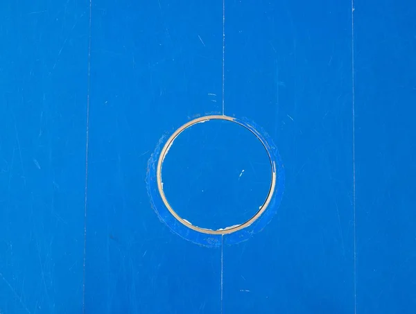 Serrature in acciaio blu per attrezzature da allenamento. Pavimento in legno verniciato — Foto Stock