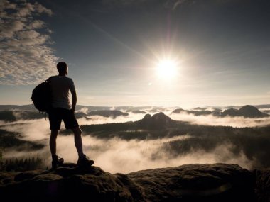 Uzun yürüyüşe çıkan kimse sırt çantası ile dağ tepe zirvesine ulaşır. Başarı, özgürlük ve mutluluk,