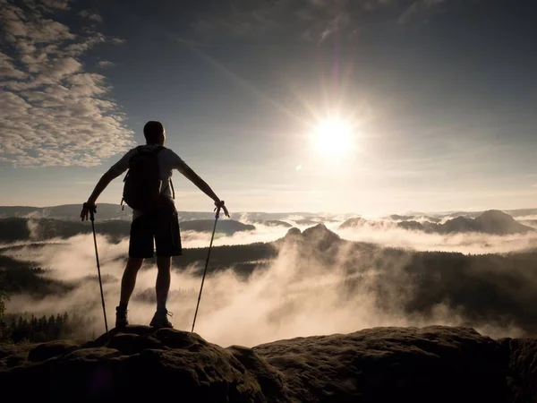 Escursionista con zaino raggiunge la vetta della montagna. Successo, libertà e felicità , — Foto Stock