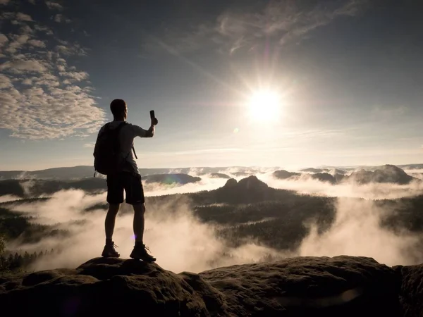 Wanderer mit Rucksack erreicht den Gipfel des Berges. Erfolg, Freiheit und Glück — Stockfoto