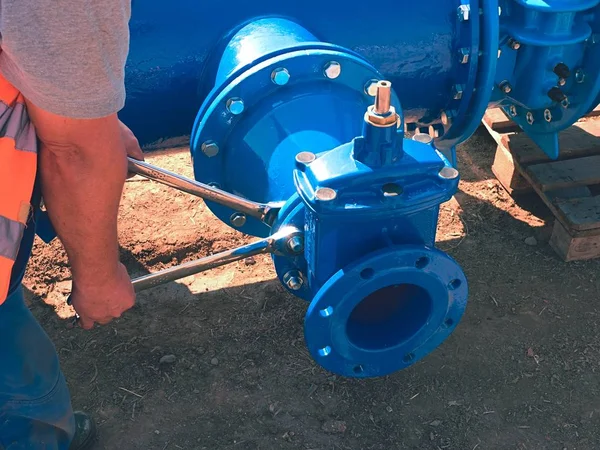 Manos trabajadoras atornillando tuercas en nuevas tuberías de agua de secado . —  Fotos de Stock