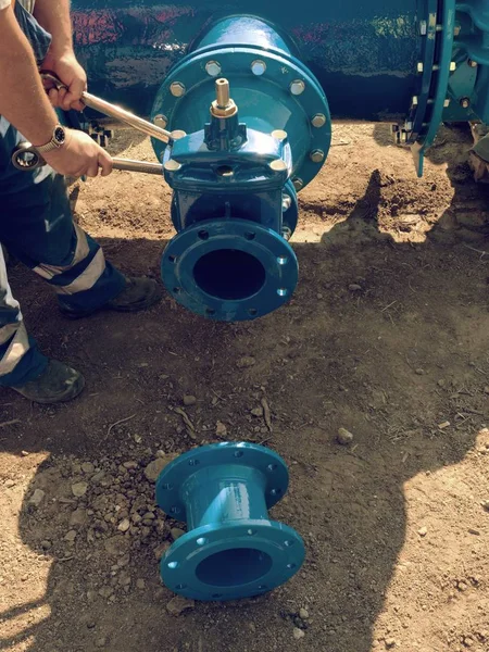 Arbetaren händer skruvning nötter på nya dring vatten rörledningar. — Stockfoto