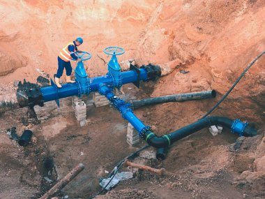 Emanet kıyafet işçi sürücü kapak iletken şehir içme suyu boru üzerinde 