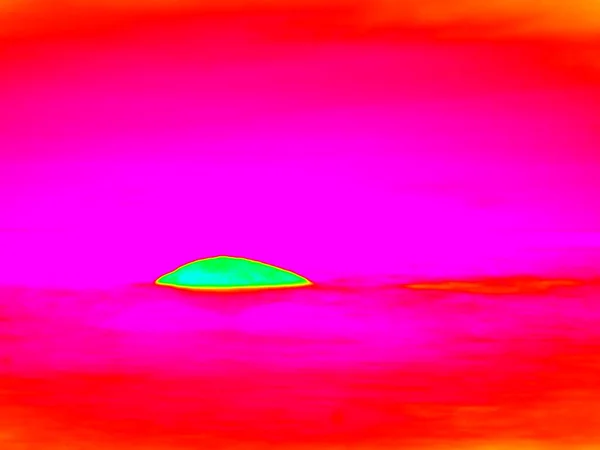 Infra. . Steenachtige oceaan strand met grote keien. Thermografie effect. — Stockfoto