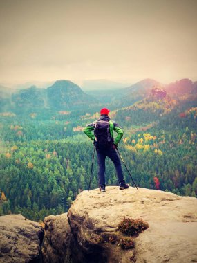 Turist Rehberi Polonyalılar el ve ağır sırt çantası ile zirvesinde. Uzun yürüyüşe çıkan kimse yeşil jakcet nad kırmızı kap