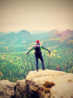 Turist Rehberi Polonyalılar el ve ağır sırt çantası ile zirvesinde. Uzun yürüyüşe çıkan kimse yeşil jakcet nad kırmızı kap