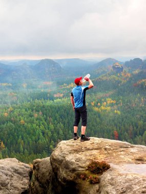 Susuz hiker mavi ve siyah spor giyim içme suyu plastik şişe. Terli yorgun turizm 