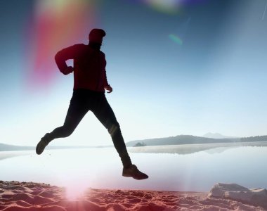 İnce genç fitness adam plaj, tropikal iz runner runner. Neşeli sporcu kumsalda koşmak