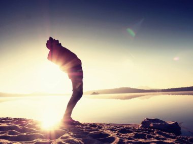 Sporcu adam geri bükme. Eğil ve koşu sabah içinde sırt kasları germek 