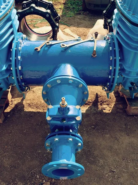 Tubería de agua con nuevas válvulas de compuerta y miembro de reducción —  Fotos de Stock