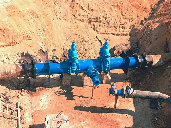 Reconstrucción de la tubería principal de abastecimiento de agua de la ciudad en metro . — Foto de Stock