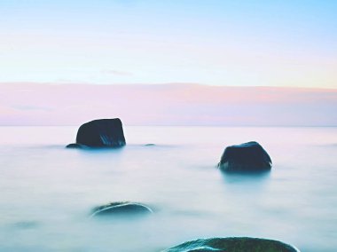 Güzel atmosfer pürüzsüz denize. Bulutlu gökyüzü melankolik, dalga yoktu. Muhteşem deniz manzarası
