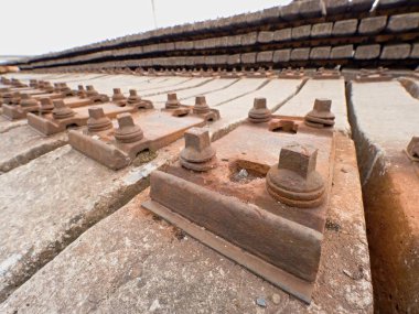 Uyuyanlar hisse senedi demiryolu deposu kullanılır. Eski, kirli ve paslı beton demiryolu bağları depolanan kullanılan