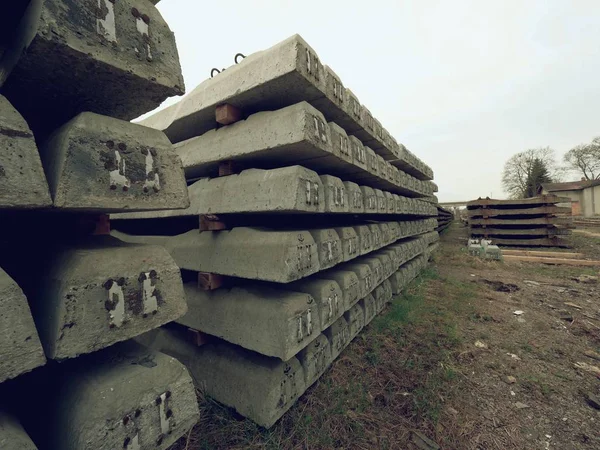 Le stock de dormeurs dans le dépôt ferroviaire. Nouvelles traverses de chemin de fer en béton entreposées pour la reconstruction de l'ancienne gare . — Photo