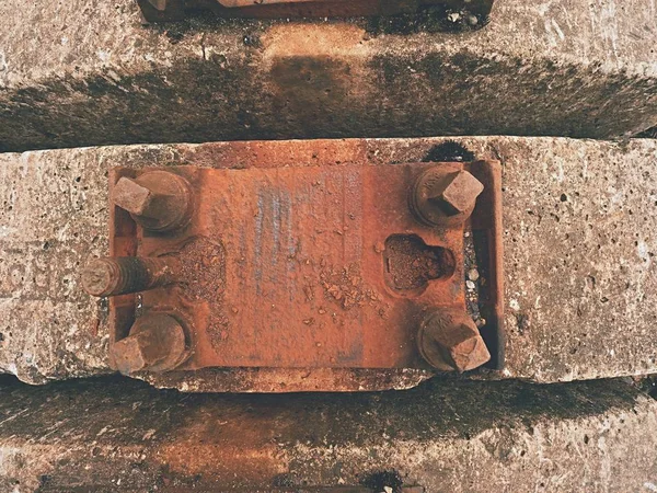 Stock de traverses usagées dans le dépôt ferroviaire. Vieux, sale et rouillé traverses de chemin de fer en béton usagé stockés — Photo