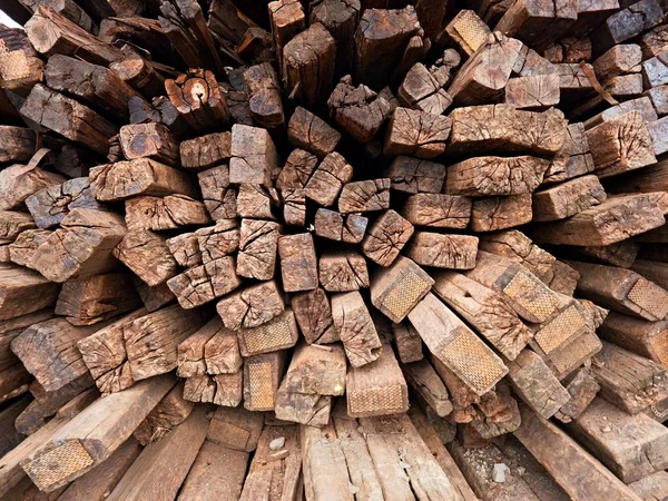 Vieux liens en bois extraits en stock. Vieilles traverses de chemin de fer huilées en chêne usagé stockées après reconstruction — Photo