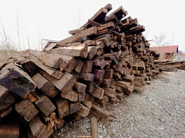 Kibontott régi fa kötelékek raktáron. Régi olajozott használt tölgyfa vasúti talpfa tárolt felújítás után — Stock Fotó