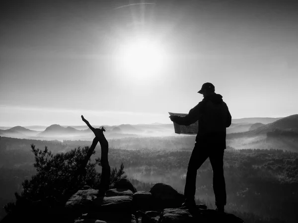 Guia turístico alto olhando no mapa de papel. Natureza montanhosa selvagem — Fotografia de Stock