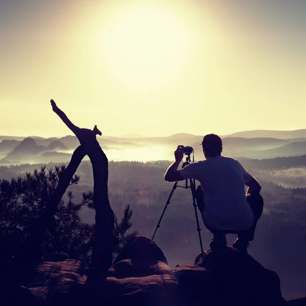 三脚とカメラ崖と考え自然写真家 — ストック写真