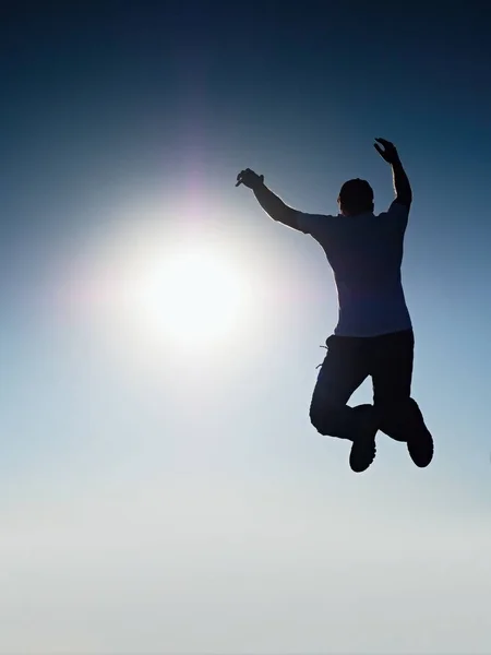 El hombre vuela en el aire. Efecto Tonificado Azul. Hombre cayendo con las manos arriba . — Foto de Stock