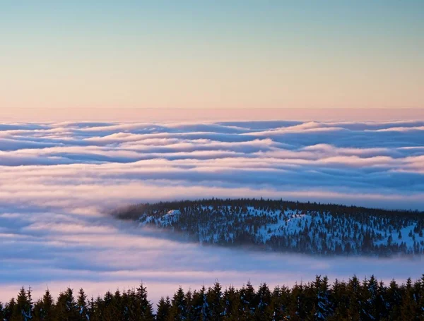 Inverterad Väder i bergen, shinning dimma. Misty valley i vinter — Stockfoto