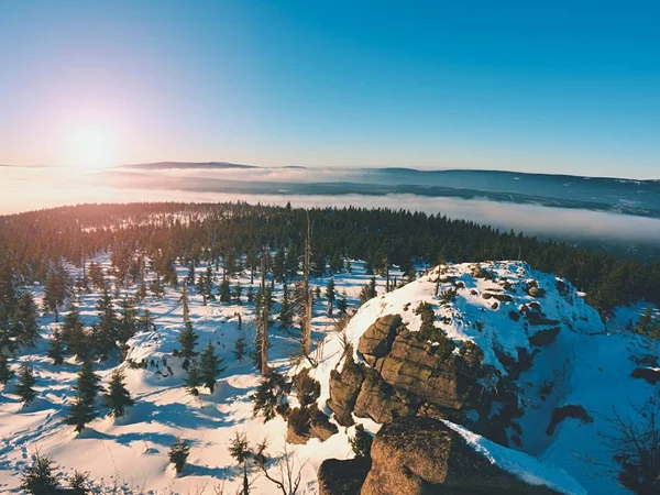 Skalnatý kopec nad inverzní mlhy. Zimní chladné počasí — Stock fotografie