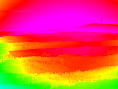 Hayvan kızılötesi görünümü. Dağlık manzara, renkli sis ile orman