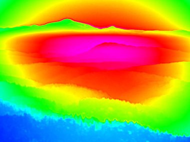 Hayvan kızılötesi görünümü. Dağlık manzara, renkli sis ile orman