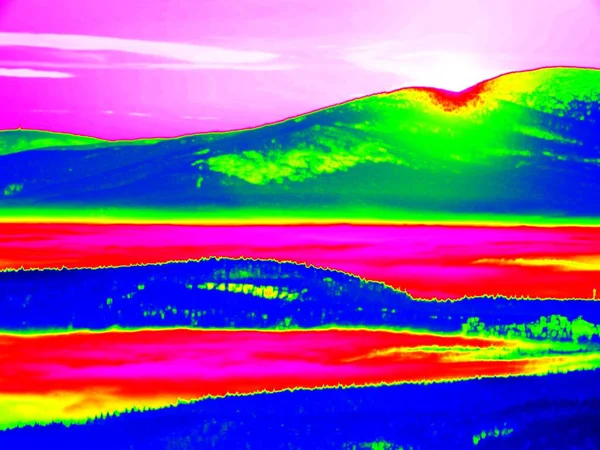 Thermografie-Foto. Hügel, Wald und Nebel im UV-Licht — Stockfoto
