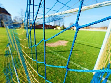 Kıvrık mavi sarı futbol ağlar, futbol futbol net asmak. Futbol oyun içinde belgili tanımlık geçmiş üzerinde çim 