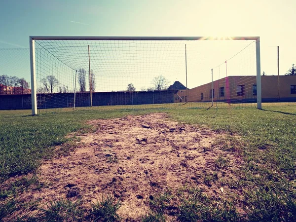 在绿草和模糊体育场足球足球网背景. — 图库照片