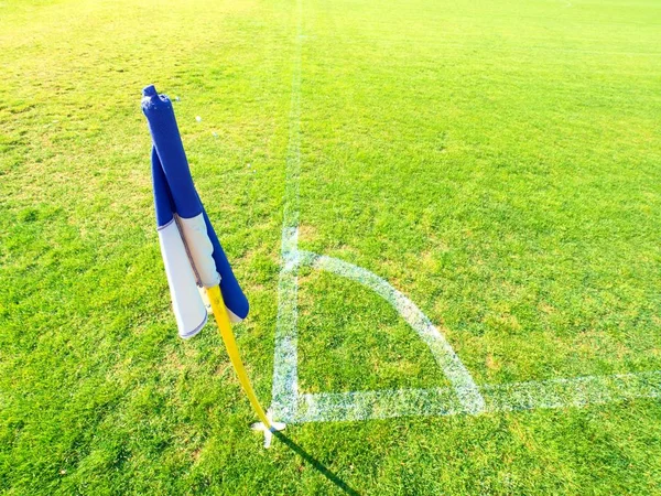 Weiß-blaue Fahne in der Ecke des Fußballplatzes, fauler Wind weht — Stockfoto
