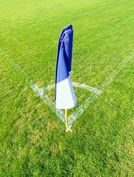 Weiß-blaue Fahne in der Ecke des Fußballplatzes, fauler Wind weht — Stockfoto