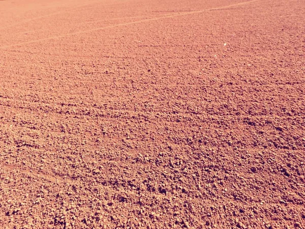 Seco claro rojo ladrillos triturados superficie en campo de tenis al aire libre —  Fotos de Stock