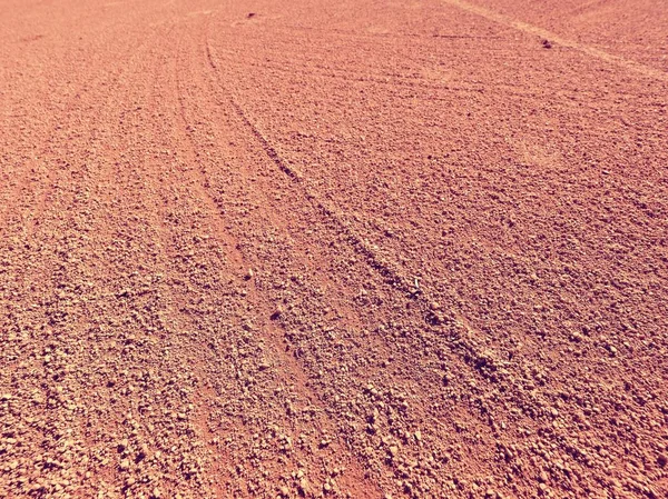 Surface sèche de briques concassées rouge clair sur terrain de tennis extérieur — Photo