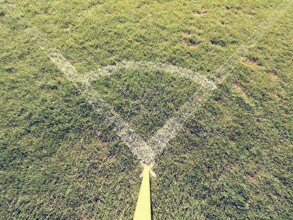 Détail coin terrain de football avec marques blanches et bâton de drapeau — Photo