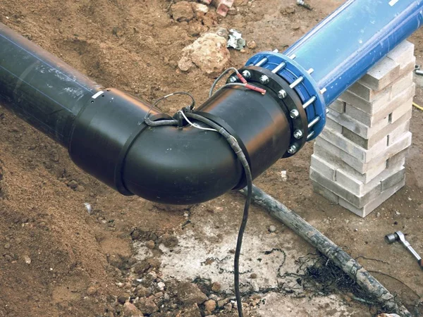 Сварка труб HDPE под землей, городской портативный водопровод — стоковое фото