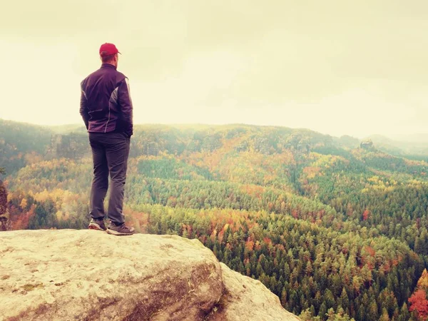 Wanderer in Sportkleidung stehen auf Felsen und blicken über herbstlich buntes Tal zur Sonne — Stockfoto