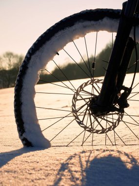 Dağ bisikleti ön tekerlek kalın toz karda, derin rüzgârla oluşan kar yığını.