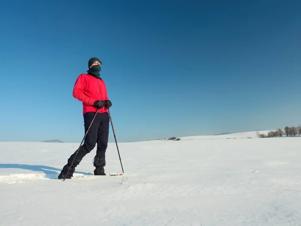 Turista con raquetas de nieve caminar en la deriva nevada. Clima frío soleado . — Foto de Stock