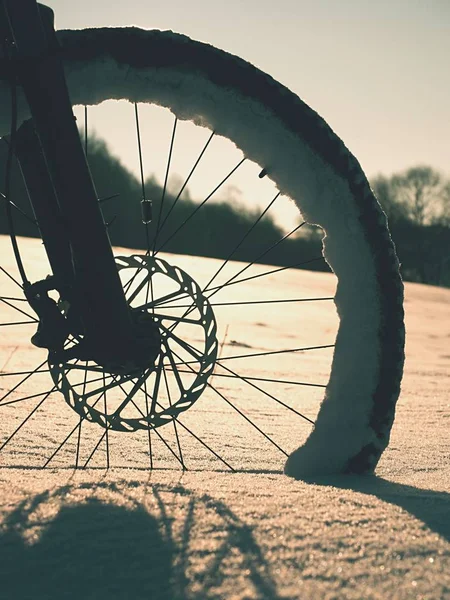 Framhjulet av mountainbike bo i pudersnö, djupa snödriva. — Stockfoto
