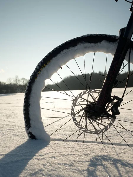 Przednie koło roweru górskiego jab w śnieżnym puchu. Utracone ścieżka pod głębokiej zaspie. — Zdjęcie stockowe