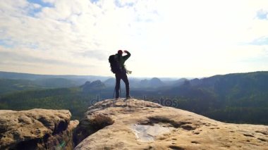 Uzun boylu Turist Rehberi kağıt harita arıyorum. Uzun yürüyüşe çıkan kimse trekking Polonyalılar ve ağır sırt çantası ile yürüyüş. Kayalık kenarındaki adam uzun yürüyüşe çıkan kimse haritanın bulunduğu kontrol edin. Vahşi tepelik doğa parkı.