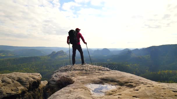 Silhouette de jeune guide touristique regardant sur papier carte dans la nature en randonnée. Homme randonneur avec sac à dos lourd . — Video