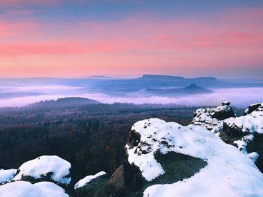 Kırmızı daybreak. Renk bulutlar geçiş puslu gündoğumu dağlarda. Puslu sabah güzel bir Hills. Hills doruklarına çıkmış sisli kökenli, sis kırmızı ve turuncu